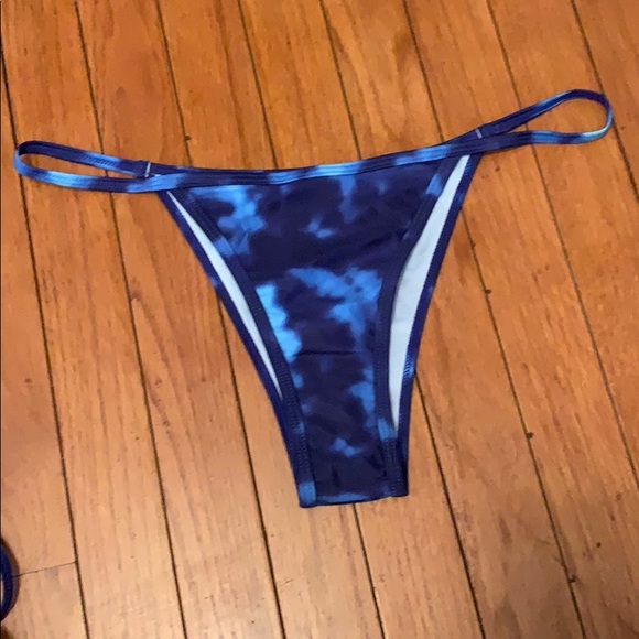 Bikini - Picture 3 of 4